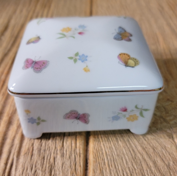 Vintage Porcelain Butterfly Trinket Dish with Lid. - Picture 2 of 12
